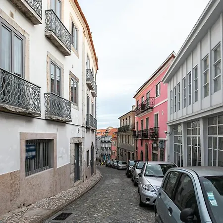 Design And Charming Tailor Made Duplex In Bica Apartamento